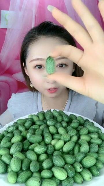 挑战吃世界上最小的瓜  第1张