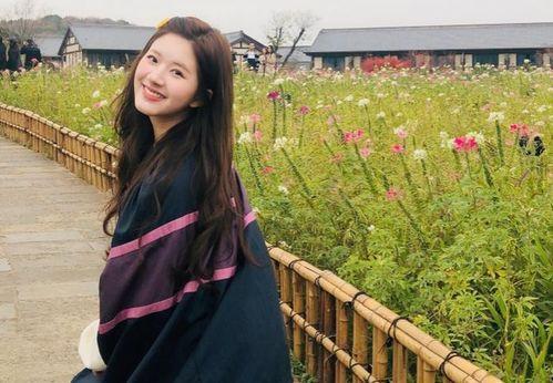 女主热衷吃瓜,女主的疯狂吃瓜之旅  第2张